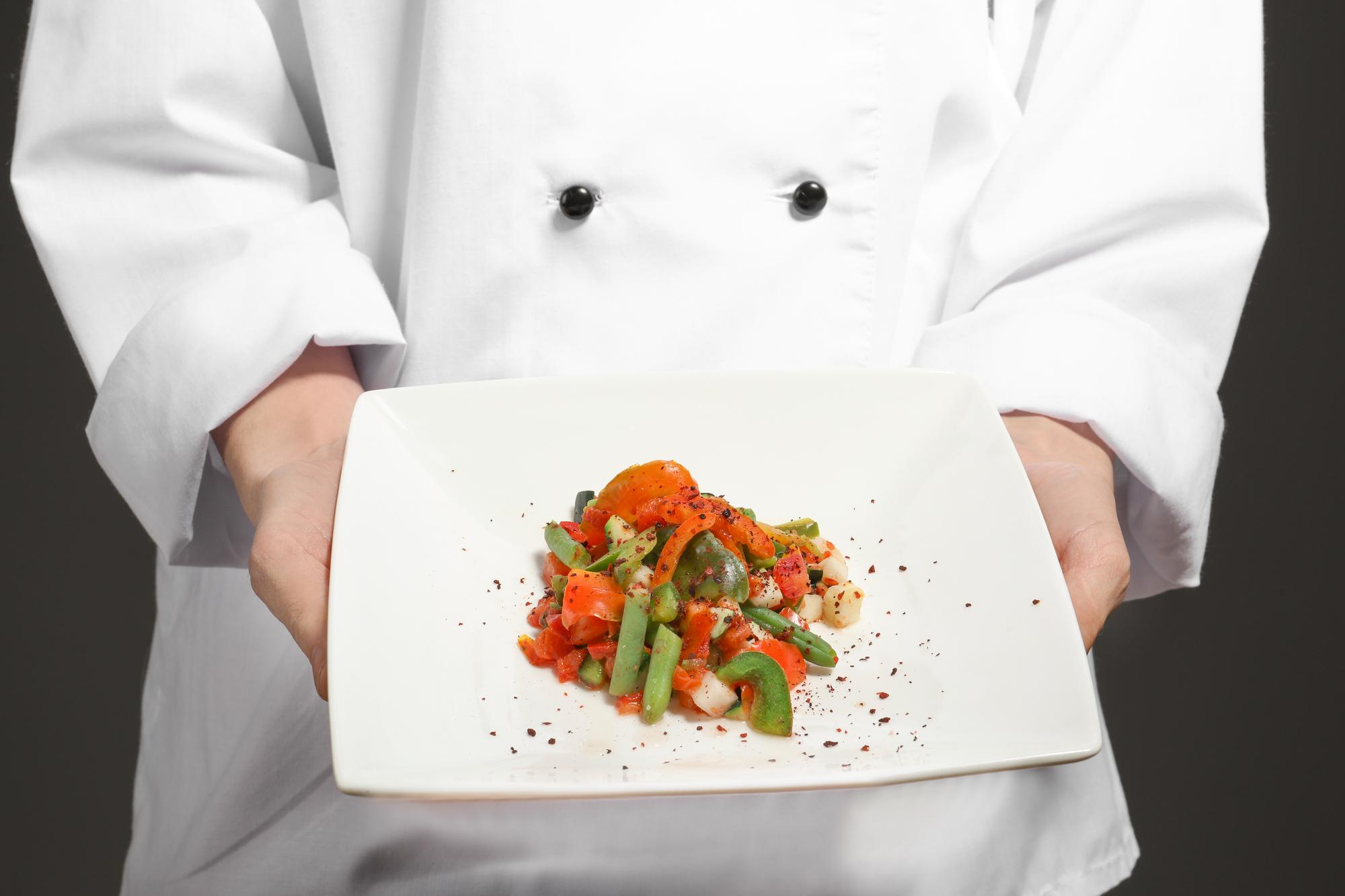 Chef che prepara un piatto colorato